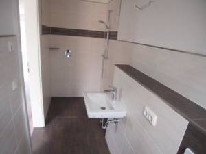 Gäste-WC mit bodentiefer Dusche