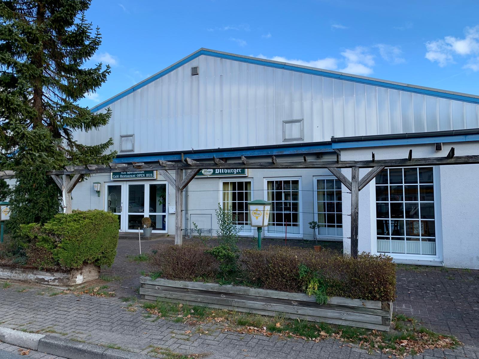 Große Gewerbehalle Massive Halle auf großem Grundstück